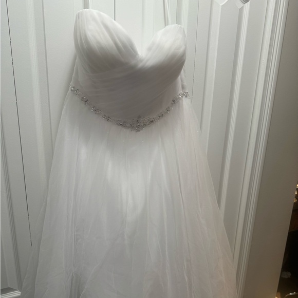Size 22 wedding ball gown. Perfect condition comes with matching veil and tiara - Picture 8 of 8